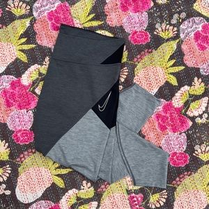 Nike Dry-Fit Cropped Legging in Black and Gray Size 3X